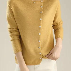 Cardigan em Tricô Fino com Botões Assimétrico - Luzia