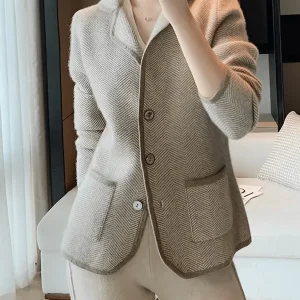 Blazer em Lã Estruturada com Gola Clássica e Bolsos – Maria
